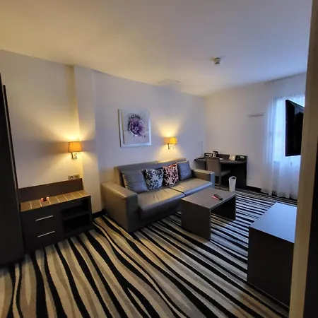 Kyriad Saint Quentin En Yvelines - 3*