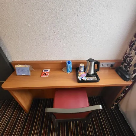 Hotel Kyriad Saint Quentin En Yvelines - 3*