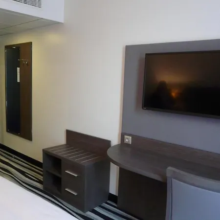 Kyriad Saint Quentin En Yvelines - Hotel