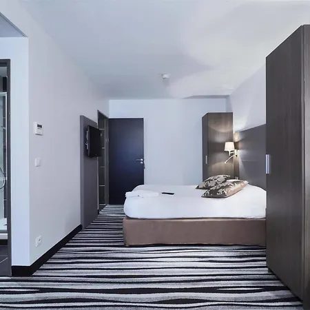 Kyriad Saint Quentin En Yvelines - Hotel Montigny-le-Bretonneux