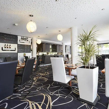 Kyriad Saint Quentin En Yvelines - Монтиньи-ле-Бретонё